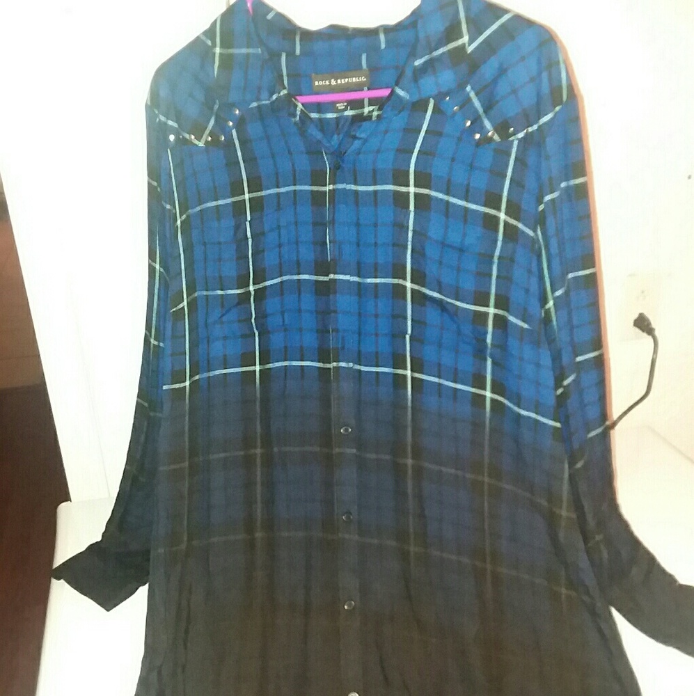 Women's long sleeved shirt.